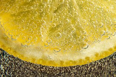 fizzy water with lemon